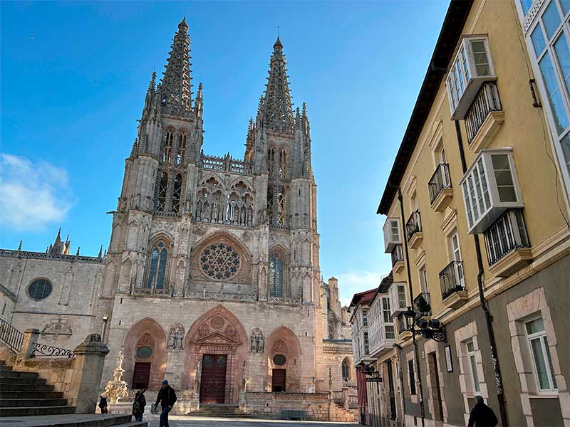 Fachada exterior de la Catedral de Burgos, monumento gótico Patrimonio de la Humanidad