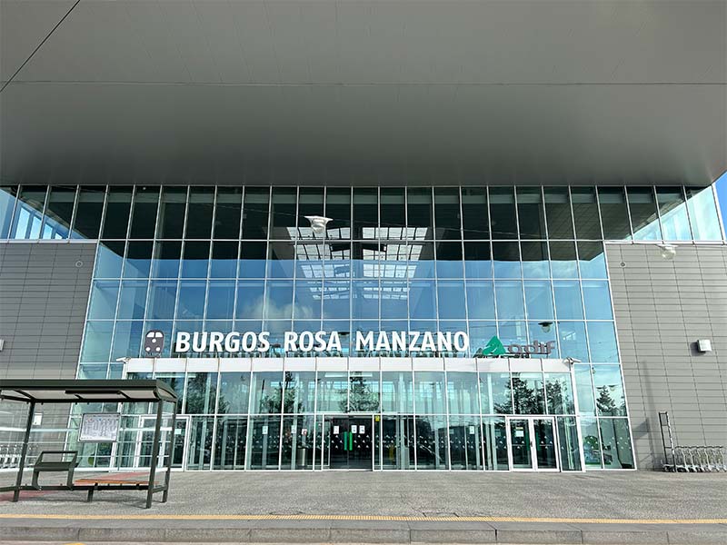 Entrada exterior de la estación de tren Burgos Rosa Manzano con su fachada acristalada