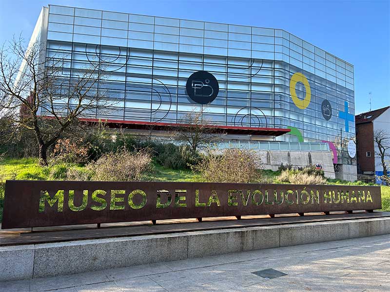 Exterior del Museo de la Evolución Humana de Burgos con su fachada de cristal y acero